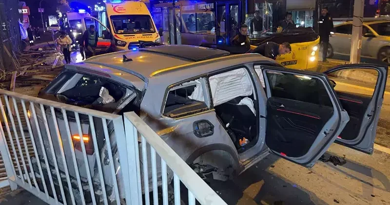 Avcılar’da D 100’de yan yola uçan otomobil, bariyerleri parçalayarak yayalara çarptı: 3 yaralı