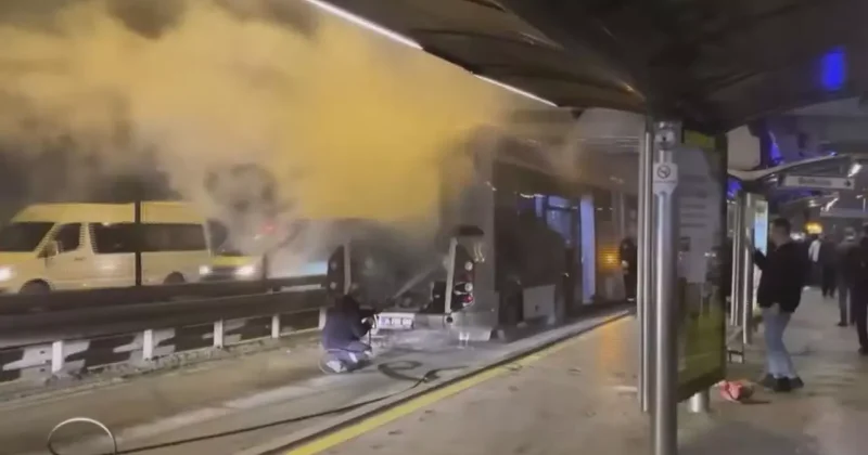 Edirnekapı da metrobüsün motor kısmında çıkan yangın söndürüldü
