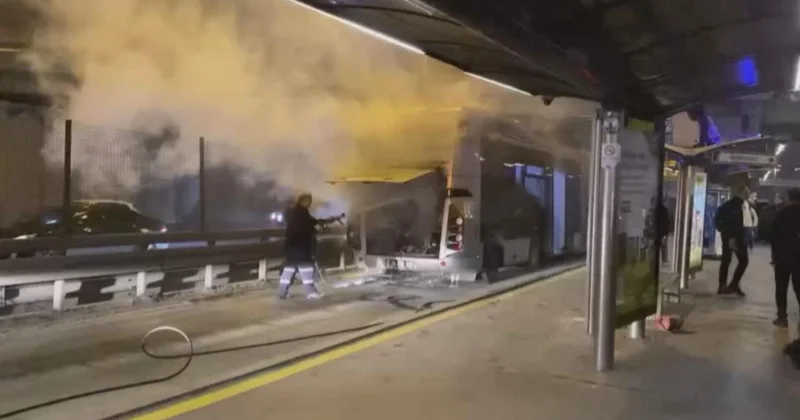 İstanbul da metrobüs yangını