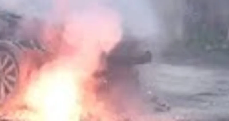 Elektrik kabloları arabayı yaktı! Son dakika haberleri