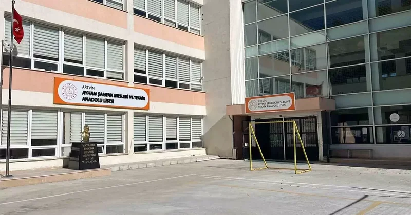 Uçurumun kenarındaki okulda eğitim yeniden başladı