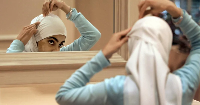 Fransız meclisindeki başörtülü ziyaretçilere gelen tepkiler, ülkedeki İslamofobi yi gündeme getirdi