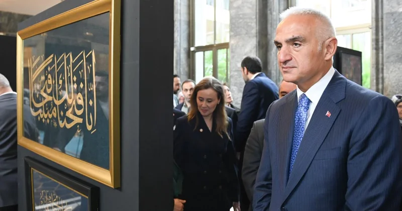 Bakan Ersoy, TBMM deki Hilalin Işığında sergisini gezdi