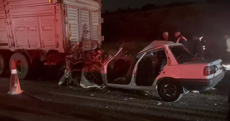 Gaziantep te otomobil kamyona arkadan çarptı: 3 kişi hayatını kaybetti