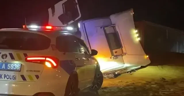 TIR ın devrildiği kara yolunda tonlarca hayvan yemi yola saçılarak trafiği durdurdu VİDEO İZLE