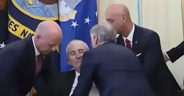 Trump’ın Basın Toplantısında Şok An: İlaç Yöneticisi Bayıldı VİDEO İZLE