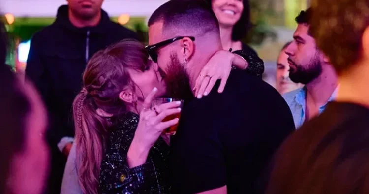 Birbirlerine bakarken dünyaya unutuyorlar... Milyarder aşıkların ev hayatı şaşırttı