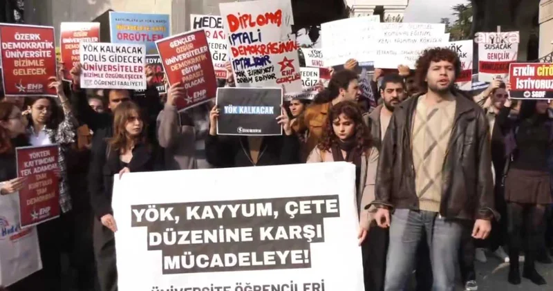Öğrencilerden Beyazıt Meydanı’nda YÖK protestosu: Üniversitelerimiz köle yetiştiren atölyelere dönüşmüştür