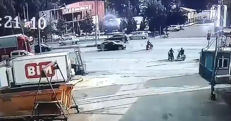 Adana da kırmızı ışıkta geçen otomobil motosiklete çarptı