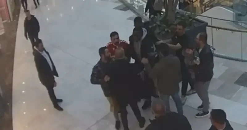 Süper Lig in eski futbolcusuna AVM de şok! Silah çekip şemsiye fırlattı Futbol Haberleri