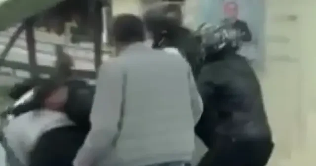 Maltepe de motosikletlilerin kavgası kamerada: Sürücü diğer sürücünün kafasında kask kırdı VİDEO İZLE