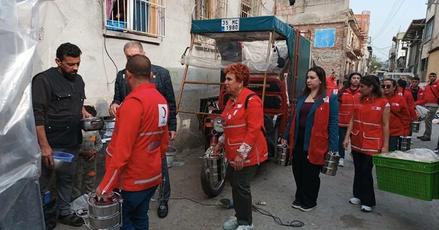 Kızılay çalışanının tabanca ile vurulduğu bölgede yemek dağıtımı yapıldı İzmir Haberleri
