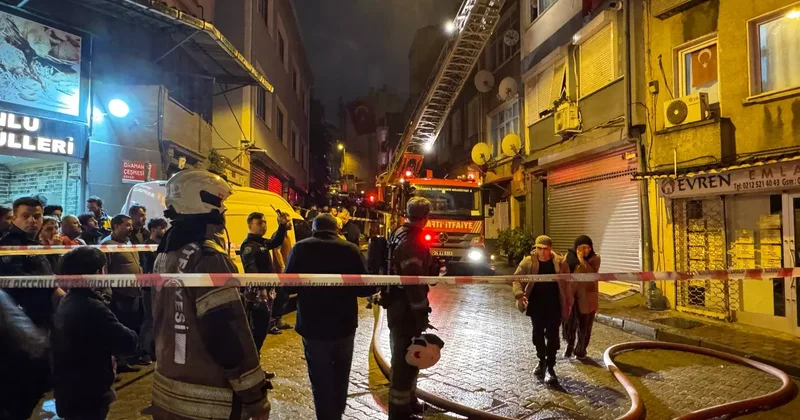 Fatih te binanın çatısında yangın