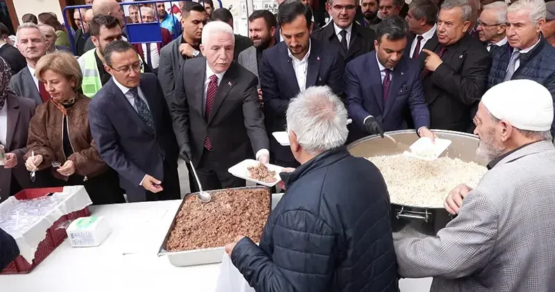 Bağcılar da Türbe Dede Pilav Günü nedeniyle 2 ton pilav dağıtıldı