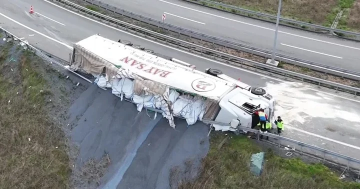 Arnavutköy’de feci kaza! TIR devrildi... Sürücü ağır yaralı
