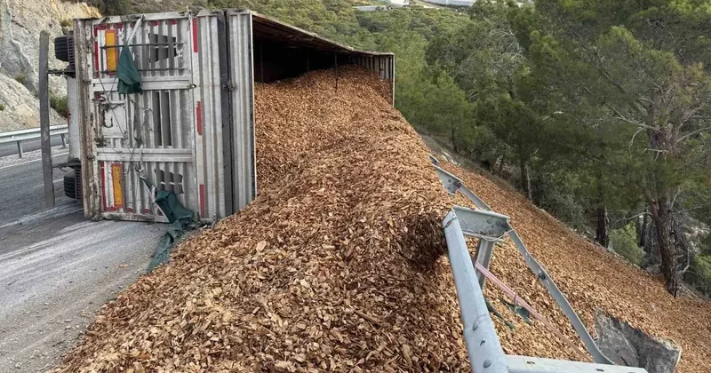 Tır devrildi, sürücü hafif yaralandı