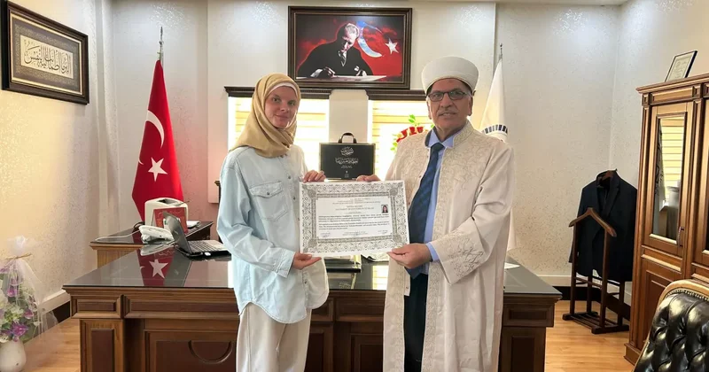 Polonyalı gazeteci Türkiye de Müslüman oldu, Ayşe ismini aldı!