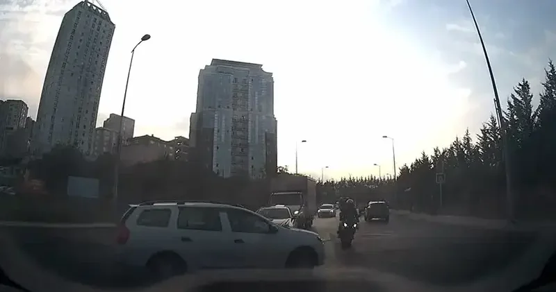 Ümraniye de otomobil motosiklete çarptı; kaza kamerada