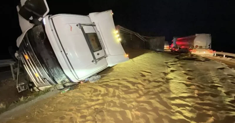 Tır devrildi, saçılan hayvan yemi yolu kapattı