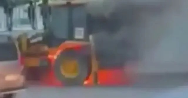 E 5 Karayolunda iş makinesi alev alev yandı: Trafik felç oldu VİDEO İZLE