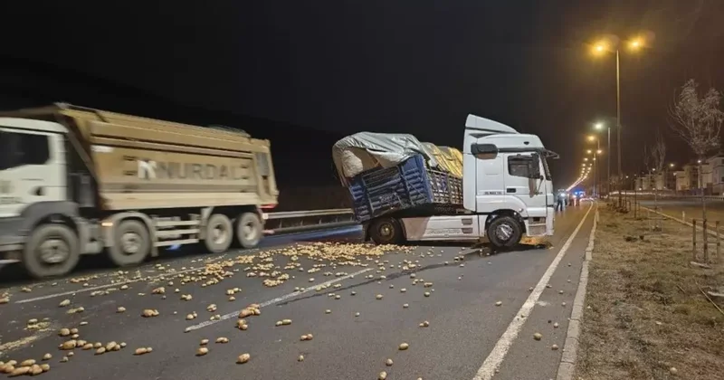 Rampa aşağı inen tır makasladı, onlarca kilo patates yola saçıldı