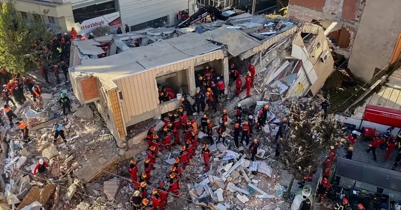 4 kişiye mezar olan bina zemin nedeniyle yıkılmış!