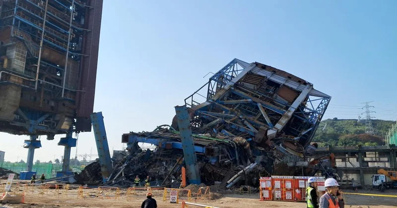 Güney Kore de bir elektrik santralinde bina çöktü