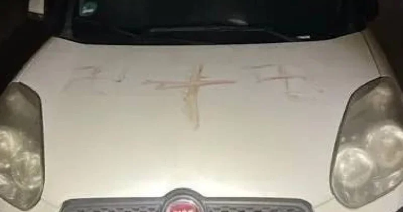 Almanya’da kanlı gamalı haç skandalı:50’ye yakın araç ve ev insan kanıyla işaretlendi