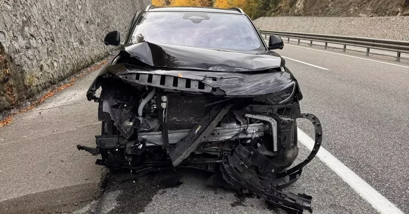 Bolu’da istinat duvarına çarpan araç, ağır hasar aldı