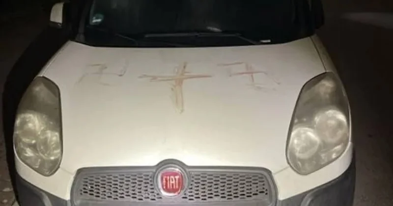 Arabaların, duvarların üstüne insan kanıyla gamalı haç çizdiler: Polis hala onları arıyor Sözcü Gazetesi