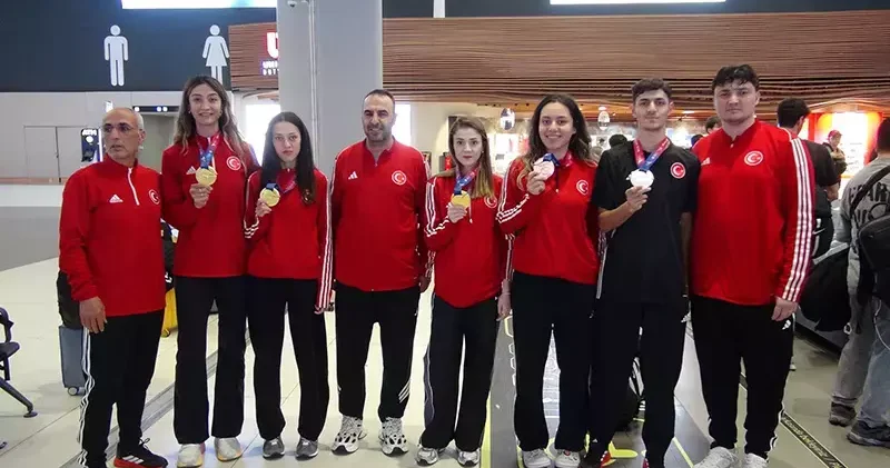 Dünya şampiyonu Tekvando Milli Takımı yurda döndü