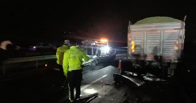 Kamyona çarpan otomobil hurdaya döndü: Bir aile yok oldu! Sözcü Gazetesi