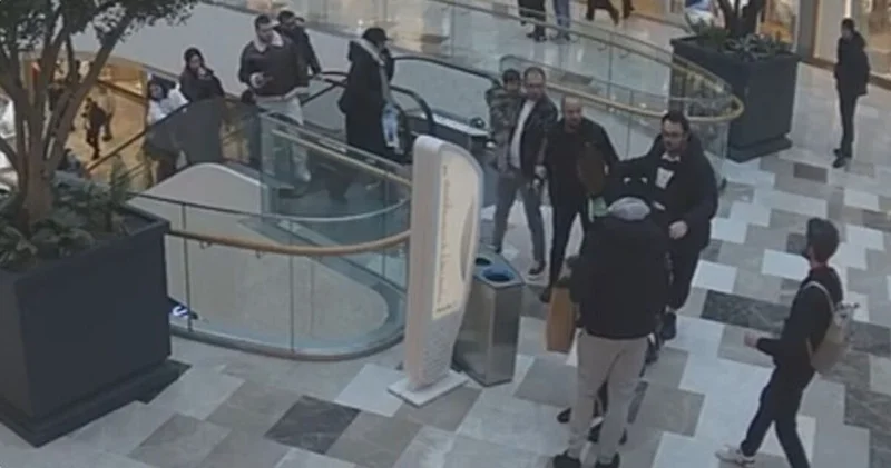 AVM de büyük panik! Senegalli milli futbolcuya silah çekti SON DAKİKA HABER Son dakika haberleri