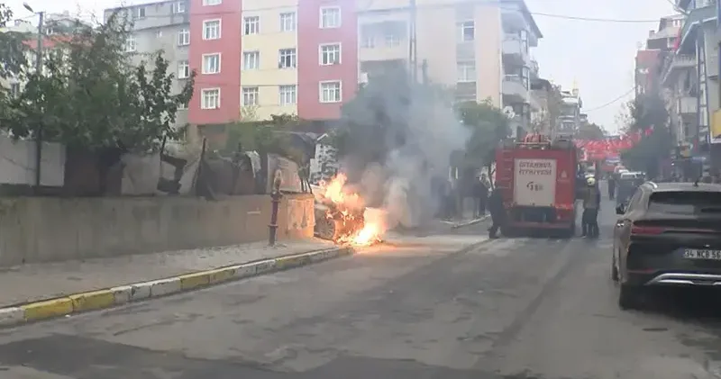 Küçükçekmece de yer altı kablolarından çıkan kıvılcımlar otomobili yaktı