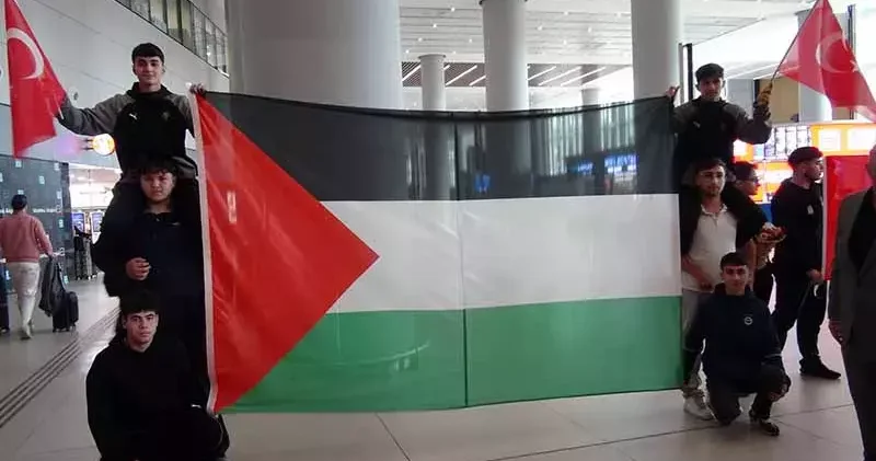 Dünya Şampiyonu Wushu Milli Takımı, Türk ve Filistin bayraklarıyla karşılandı