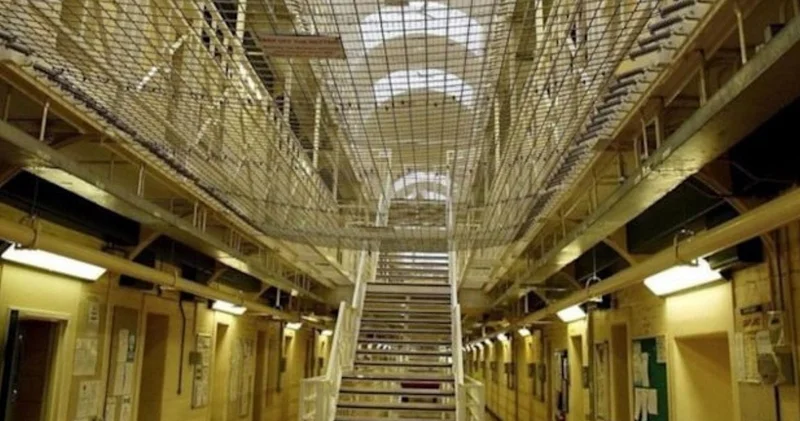 2 yaşındaki üvey kızını vahşice öldürdü hapiste öldürüldü: Başı ve boğazı kesildi