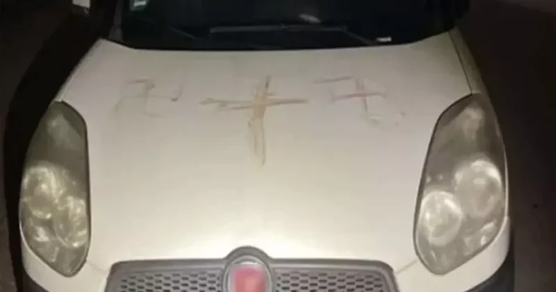 Arabaların üzerine insan kanıyla gamalı haç çizdiler