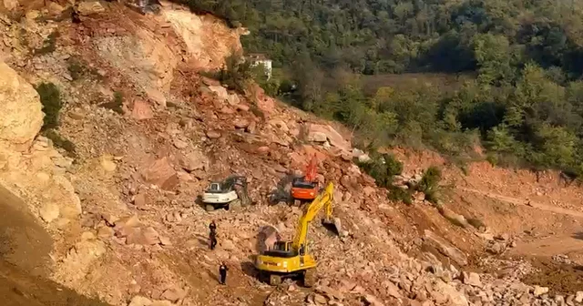 Göçük altında kalan kamyon şoförü için arama kurtarma çalışmaları yeniden başladı Ordu Haberleri