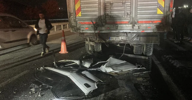 Gaziantep te kamyon ile otomobilin çarpıştığı kazada 3 kişi öldü Gaziantep Haberleri
