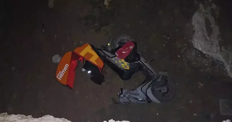 Kadıköy’de çukura düşen motosikletli yaralandı