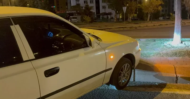 Seyir halindeyken uyuyan sürücü, kaza sonrası da uyumaya devam etti!