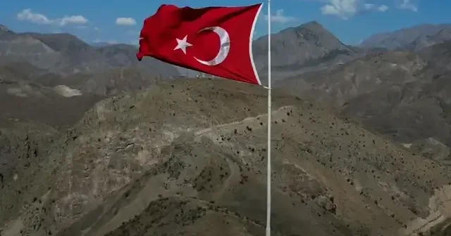 Bayrak Adam ın vatan sevdası: Her tepeye bir bayrak VİDEO İZLE