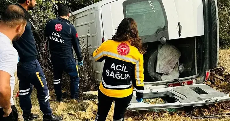 Gaziantep’te minibüs şarampole devrildi:1 ölü,3 yaralı