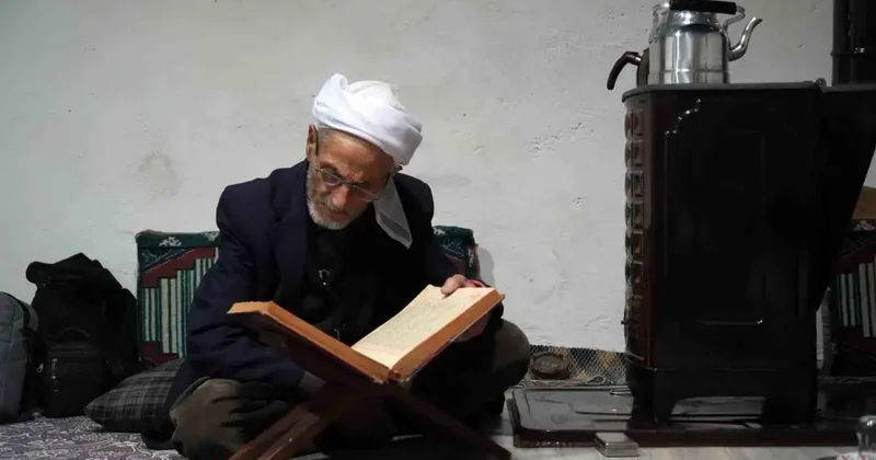 Rüstem dede 50 yıldır sadece çay içip ve gofret yiyor