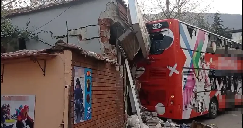 Çift katlı otobüs, otomobil ile manav dükkanına çarptı