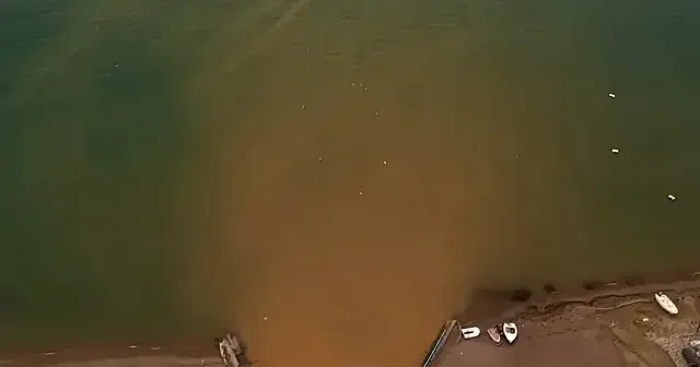 Muğla da çamur rengine bürünen deniz böyle görüntülendi VİDEO İZLE