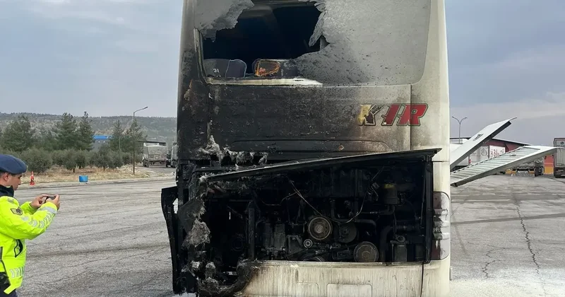 Yolcu otobüsü seyir halindeyken yangın çıktı