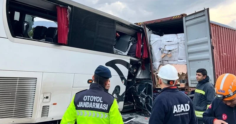 Yolcu otobüsü TIR a çarptı: Otoyol kan gölüne döndü!