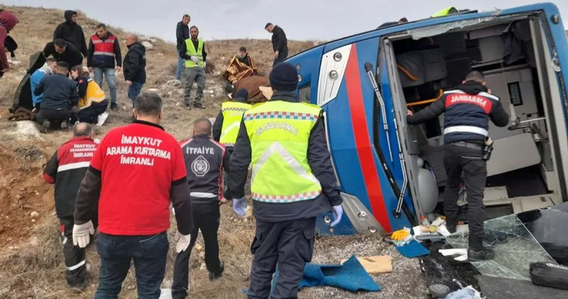 Sivas ın Zara ilçesinde cezaevi nakil aracının devrilmesi sonucu 7 si jandarma personeli 9 kişi yaralandı