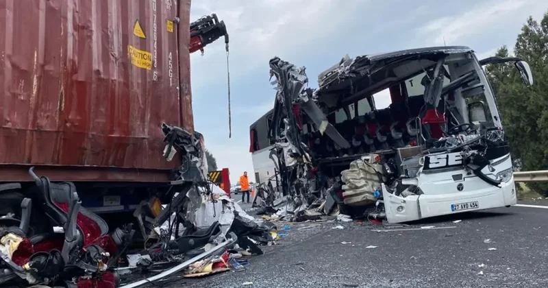 7 kişinin öldüğü otobüs kazası nasıl oldu? Vali kahreden detayı açıkladı